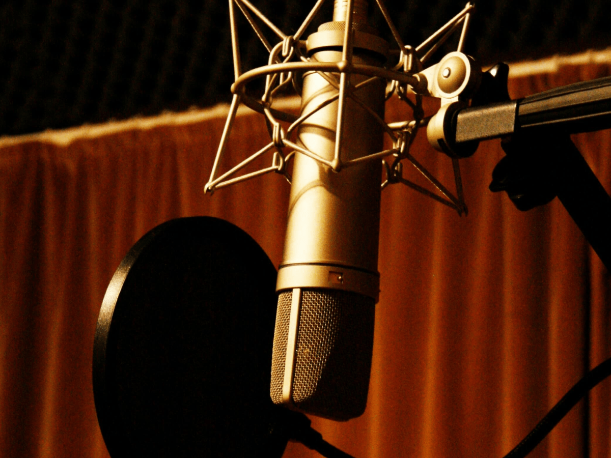 How do I find and hire a voiceover&nbsp;artist?